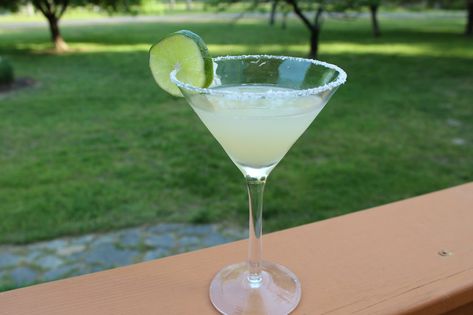 Margarita Cocktail Most Popular Cocktails, Perfect Margarita, How To Make Margaritas, Flavored Sparkling Water, Best Tequila, Popular Cocktails, Slice Of Lime, Tequila Drinks, Classic Margarita