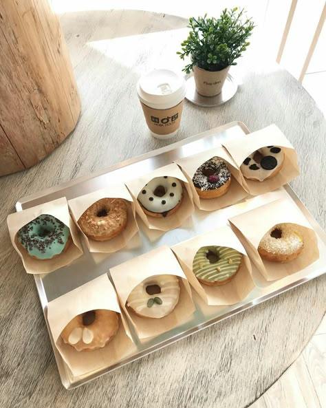 Donut Packing Ideas, Donut Packaging Design, Donut Packaging Ideas, Mini Donuts Packaging, Donat Aesthetic, Doughnut Packaging, Donuts Packaging, Donut Packaging, Donat Glaze