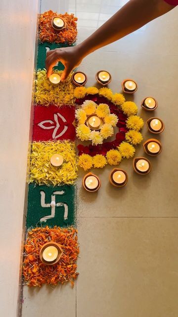 Margashish Pooja Decoration, Rangoli By Flowers, Corner Rangoli Designs Diwali, Karthigai Deepam Decoration, Happy Diwali Rangoli, Simple Flower Rangoli, Easy Rangoli Designs Videos, Very Easy Rangoli Designs, Rangoli Designs Simple Diwali