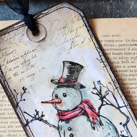 Emanuela Scarpelli on Instagram: "We have a brand new #sssmchallenge over @simonsaysstamp and this week's theme is "Christmas / Winter Card". And I made this tag that opens up as a card!  I used the newly released stamp by @tim_holtz and @stampersanonymous , and you might be wondering, 'where have I seen this before?' that's because I used the same technique and nearly the same colors as the card featured in the release video. I wanted to show you how I made it, but I forgot to record the process at the time. So, I decided to recreate something similar and share it with you as soon as I had the change - and here we are!  👉 Swipe to see the details and come back later to see the reel!  #timholtz #rangerink #mixedmedia #stampersanonymous #simonsaysstamp" Tim Holtz Mr Frostie, Tim Holtz Christmas Cards, Stampers Anonymous Christmas, Tim Holtz Tags, Tim Holtz Cards, Snowman Cards, Christmas Idea, Christmas Journal, Craft Show Ideas