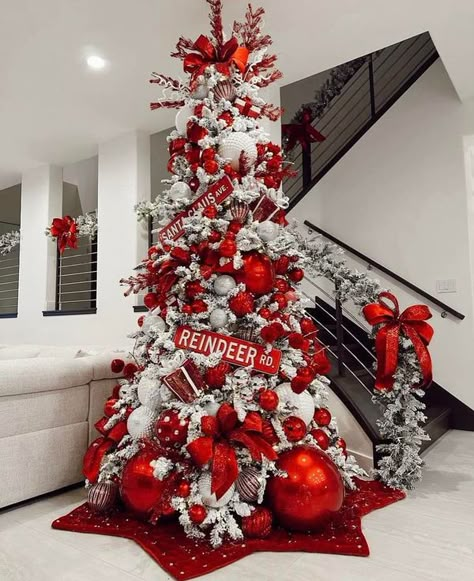 Christmas Decorating Club | absolutely beautiful 🤍 | Facebook Xmas Trees Ideas Decoration, Red White Silver Christmas Tree, Elegant Christmas Tree Decorations, Amazing Christmas Trees, Christmas Tree Inspo, Red And Gold Christmas Tree, Pretty Christmas Decorations, Ideas Navideñas, Christmas Tree Decorating Themes