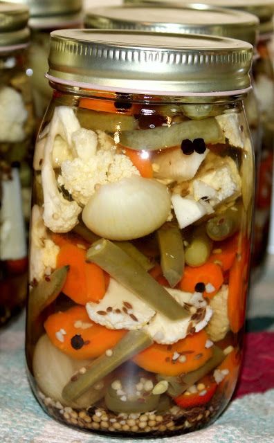 Canning Giardiniera Recipe, Spicy Pickled Vegetables Recipe, Pickled Veggies Recipe, Giardiniera Recipe, Easy Pickling Recipes, Pickled Vegetables Recipe, Making Sauerkraut, Pickled Cauliflower, Home Canning Recipes