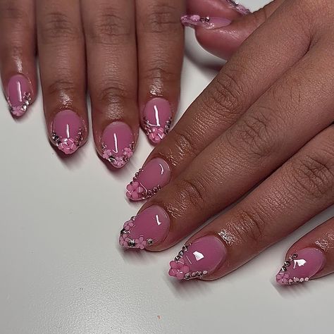 ～ꗥ❀ 𝐓𝐇𝐄 𝐜𝐮𝐭𝐞𝐬𝐭 𝐬𝐡𝐨𝐫𝐭 𝐚𝐥𝐦𝐨𝐧𝐝𝐢𝐞𝐬! ❀ꗥ～ #nails #explore #nailinspo #bostonnailtech Short Almond Nails With Charms, Almond Nails With Charms, Cute Short Almond Nails, Nails With Charms, Short Almond Nails, Short Almond, Cute Shorts, Almond Nails, Nail Tech