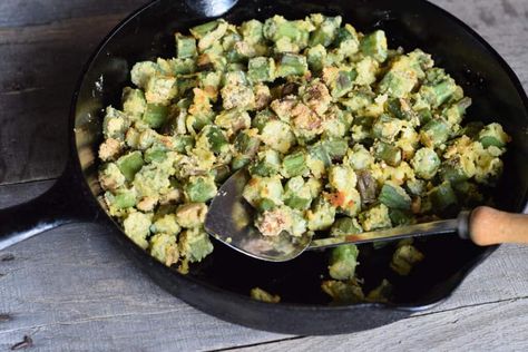 Oven "Fried" Okra is actually baked in the oven but still has the crispy, crunchy cornmeal coating with a fraction of the fat. You don't have to have a cast iron skillet to bake them in- a small roasting pan will do nicely. Oven Fried Okra, Southern Fried Okra, Grilled Okra, Baked Okra, Fried Okra, Vegetarian Barbecue, Veggie Fries, Okra Recipes, Slow Cooker Vegetarian