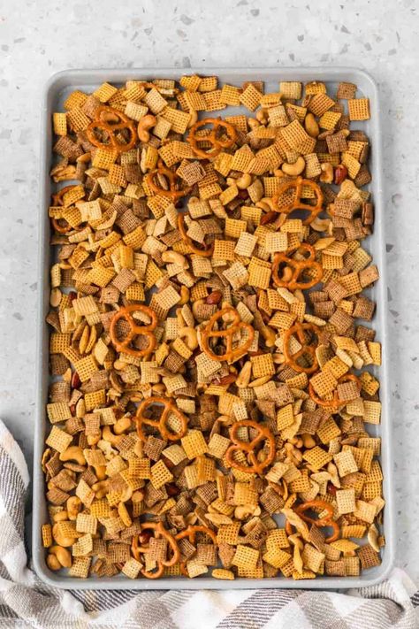 Chex party mix recipe - Easy and delicious Chex Mix Chex Mix In Oven, Chex Mix Party Mix Recipe, Chex Mix Recipes With Cheez Its, Chek Mix Recipe Original, Honey Mustard Chex Mix Recipes, Homemade Cheesy Chex Mix Recipe, Chex Mix Recipes With Cheerios, Classic Chex Mix Recipes The Originals, Che Mix Recipes