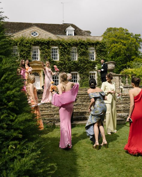 A Colorful Wedding Amongst the Costwolds Countryside English Wedding Inspiration, Small English Wedding, English Manor Wedding, Old Money Princess, British Weddings, Traditional English Wedding, Italian Countryside Wedding, Wedding Countryside, French Countryside Wedding