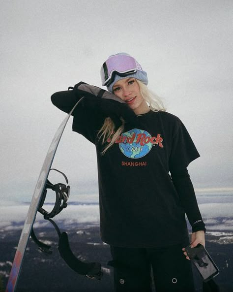 Randina Morrison 🦋 on Instagram: "Through the lens 🎞️ ⚡️ #snowday #snowverb #snowboarding #snowboardgirl #snowboardlife #snowboarding #winterwonderland #winterphoto #wintercinema #skibigwhite #bigwhiteskiresort #shred #snowshredsound #dopesnow" Snowboard Pics Ideas, Cute Snowboarding Pictures, Snowboard Photo Ideas, Snowboard Steeze, Snowboard Photography, Snowboarding Photos, Surfer Style Outfits, Snowboarder Girl, Snowboard Girls