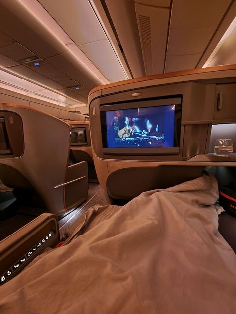 First Class Plane, Jet Privé, Business Class Flight, First Class Flights, Airport Aesthetic, Travel Pictures Poses, Luxury Lifestyle Dreams, Life Vision Board, Life Vision