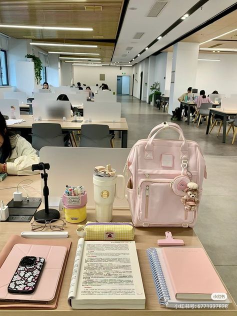 Desk Pink Aesthetic, Desk Pink, Notebooks School, Campus Aesthetic, Minimal Stationery, Pretty School Supplies, Cute Stationary School Supplies, School Bag Essentials, Romanticizing School