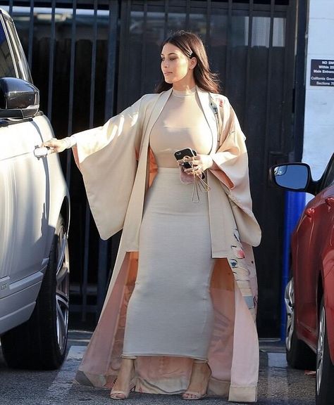 KkW Mode Kimono, Kardashian Photos, Embroidered Coat, Kim Kardashian Style, Abaya Designs, Kardashian Style, Abayas Fashion, Abaya Fashion, Grace Kelly