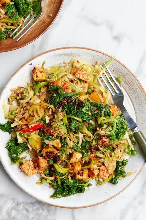 This big bowl of spicy greens is the perfect way to start the week. The key to this dish is having everything prepped before you start as you need to cook the veggies quickly on a high heat so they’re tender with a bit of bite. Dial the chilli up or down depending on how you like it. Deliciously Ella Recipes, Chilli Tofu, Charred Cauliflower, Sticky Tofu, Brown Basmati Rice, Healthy Bowl, Green Rice, 2024 Recipes, Deliciously Ella