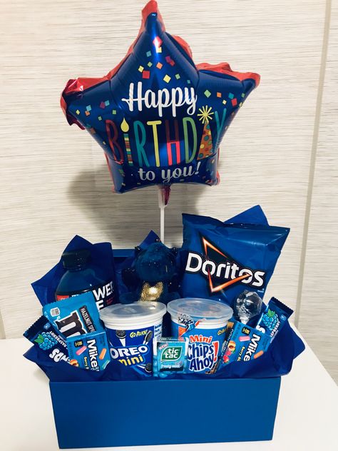 Blue Things For Gift Basket, Blue Birthday Basket Gift Ideas, Blue Snack Box Gift, Blue Hamper Gift Ideas, Blue Snack Basket Ideas, Snack Box Ideas For Boyfriend, Blue Basket Gifts, Blue Birthday Box Gift For Boyfriend, Blue Gifts For Best Friend