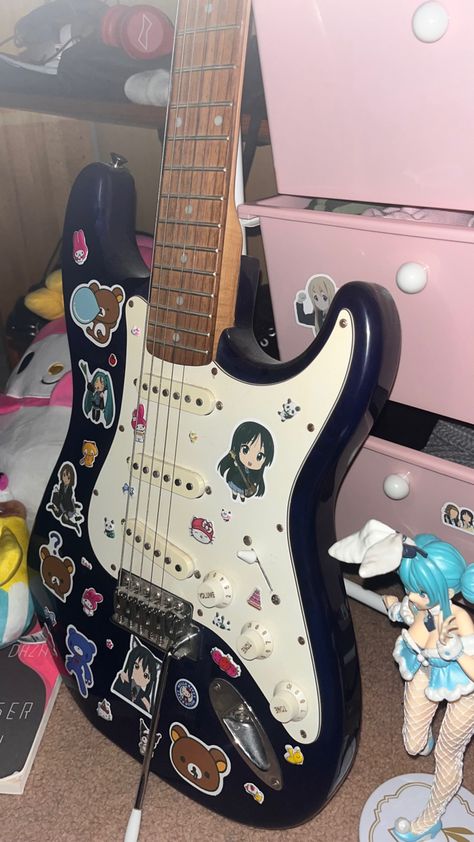 Sanrio Electric Guitar, Hatsune Miku Guitar, Miku With Guitar, Guitars With Stickers, Cute Bass Guitar, Electric Guitar Anime, K On Aesthetic, Cute Guitars, Cute Electric Guitar