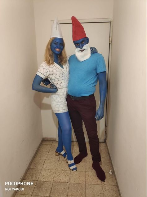 Smurfs couple costume Smurf Makeup, Gargamel Smurfs, Couple Costume, Makeup Idea, Couples Costumes, Halloween Party, Dress To Impress, Disney Characters, Halloween