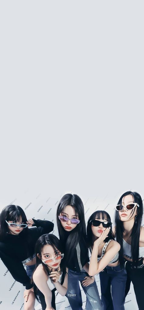 Le Sserafim White Wallpaper, Lesserafim Background, Wallpaper Icon Ideas, Lesserafim Wallpaper Ot5, Iphone Wallpaper Icon, Lesserafim Lockscreen, Le Sserafim Wallpaper, Lesserafim Wallpaper, Kpop Backgrounds