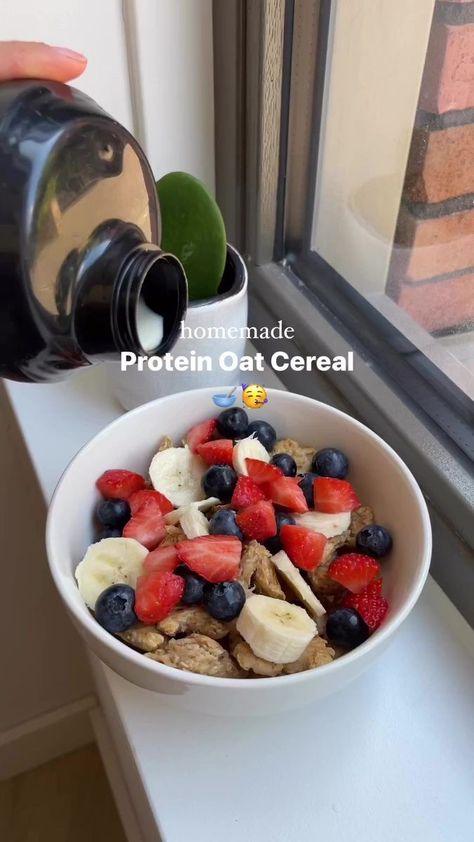 Healthy Homemade Cereal 🥣☀️ Ingredients: - Oat Cereal: 60 grams - Banana: 1 - Quark: 1 teaspoon - Cinnamon: 1 teaspoon Toppings: - Banana (sliced): 1/2 - Fresh berries - Protein drink (almond milk/regular milk with protein powder) Method: 1. In a bowl, mash the banana, oats, quark, and cinnamon together using a fork until well combined. 2. Warm a pan over medium heat and add the oat mixture. Spread it out to an even layer and pan fry it until the oats have absorbed the liquid. 3. Flip the mix Cereal Recipes Homemade, Homemade Cereal, Fruit Cereal, Protein Bowls, Easy Keto Meal Plan, Oat Cereal, Banana Oats, Banana Oatmeal, Skinny Taste Recipes