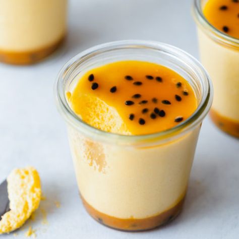 Vegan Mango Passion Fruit Mousse - Vegan Desserts - Addicted to Dates Fruit Parfait Recipes, Vegan Mousse, Fruit Fool, Fruit Mousse, Passion Fruit Mousse, Raw Vegan Cake, Mango Dessert Recipes, Mango Mousse, Fruit Parfait