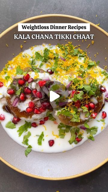 Aarzoo Sethi on Instagram: "WEIGHT LOSS DINNER MEALS KALA CHANA TIKKI CHAAT🍱  Craving a savory treat that won’t derail your weight loss progress?  Look no further than our mouthwatering Weight Loss Kala Chana Tikki 🧆 Bursting with Nutrient-dense ingredients like black chickpeas and wholesome spices, these tikki’s are a powerhouse of flavor and wellness benefits. ⚡Boosts metabolism  ⚡Promotes Digestive health ⚡Rich in plant-based Protein ⚡Improves Muscle health ⚡Regulates Blood sugar levels  Recipe :  Take ½ cup boiled Chana & blend it Add 1 boiled Potato Add 1 chopped Onion Add 1 Green Chilli Add Salt as per taste Add ½ Tsp Red Chilli powder Add ½ Tbsp Garam masala Add ¼ cup Rice flour Add some chopped Coriander leaves Now, Combine everything well Shape it into Tikki’s In a Pan, take 1 T Black Chana Recipe, Chana Recipe, Black Chickpeas, Red Chilli Powder, Garlic Bread Recipe, Chaat Recipe, Dinner Meals, Coriander Leaves, Green Chilli