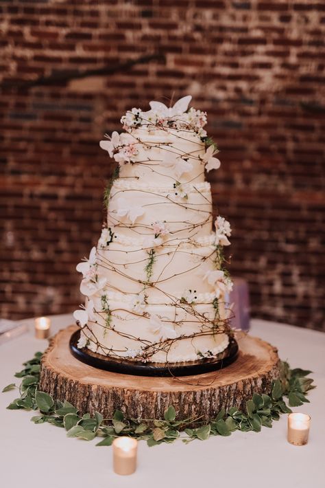 Beautiful rustic woodsy wedding cake. Woods Wedding Cake, Wedding Cake Woodsy, Fairy Wedding Cake, Wedding Cake Autumn, Woodsy Wedding Cake, Forest Theme Wedding Cake, Woodsy Cake, Enchanted Forest Wedding Cake, Forest Wedding Cake