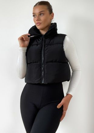 Outfits With Gilets, Cropped Gilet Outfit, Black Cropped Vest Outfit, Black Gilet Outfit, Puffer Gilet Outfit, Gilet Outfits, Cropped Vest Outfit, Cropped Puffer Vest Outfit, Gilet Outfit