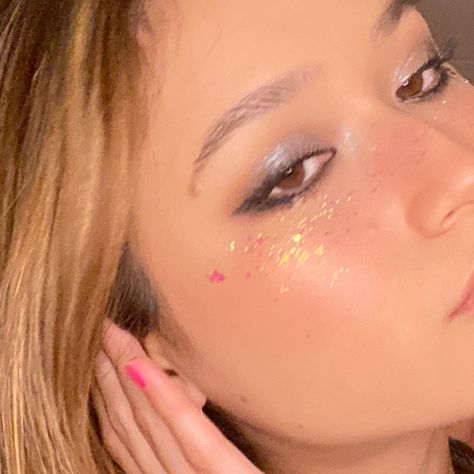 Glitter On Cheeks Makeup, Glitter Cheek Makeup, Glitter Freckles Makeup, Star Freckles Makeup, Easy Glitter Makeup, Glitter On Cheeks, Rhinestone Freckles, Glitter Cheeks, Glitter Tears Makeup