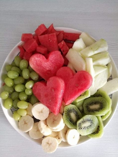 Lunch Ideas Fruit, Fruit In Shapes, Healthy Girl Lifestyle Aesthetic Food, Healthy Food Platter, Fruit Lunch Box Ideas, Mini Fruit Platter, Wellness Party Ideas, Breakfast Kids Ideas, Small Fruit Platter