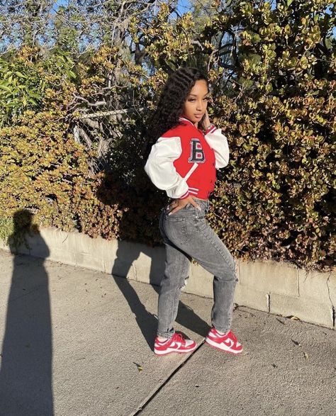 Outfit Ideas With Red Dunks, Red Back To School Outfits, White And Red Dunks Outfit, Red Outfits School, Outfits With Red Dunks, Red And White Dunks Outfit, University Red Dunks Outfit, Red Dunks Outfit, Red Dunks