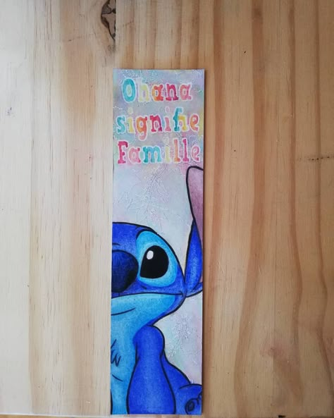 olo des marques pages Hakuna matata. Fais aux cdc prisma, newdoer, holbein, essence, posc Disney Bookmarks, Marques Pages, Stitch Bookmark, Disney Canvas Art, Handmade Bookmarks Diy, Gemini And Aquarius, Bookmarks For Books, Creative Bookmarks, Bookmark Craft