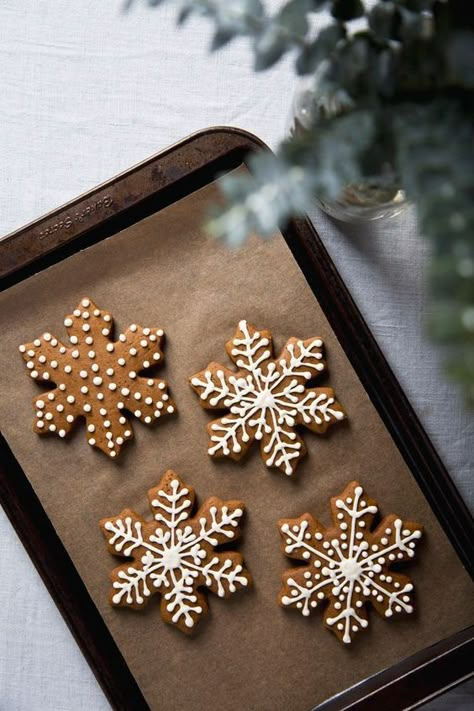 https://ombiaombia.wordpress.com/2018/12/23/christmas-114/ Vegan Gingerbread Cookies, Best Gingerbread Cookies, Gingerbread Cookies Decorated, Vegan Gingerbread, Ginger Bread Cookies Recipe, Dessert Spread, Christmas Cookies Decorated, Xmas Cookies, Christmas Sweets