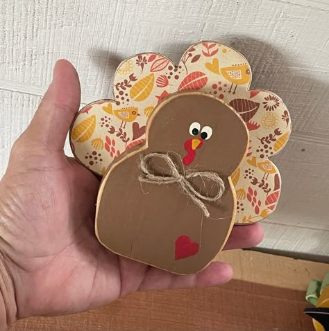 Turkey Crafts For Adults Diy, Clay Pot Turkey Craft, Diy Wooden Turkey Wood Crafts, Wood Thanksgiving Decor, Thanksgiving Wooden Crafts, Wooden Turkey Diy, Thanksgiving Wood Decor, Fall Wood Crafts Diy, Dollar Tree Turkey