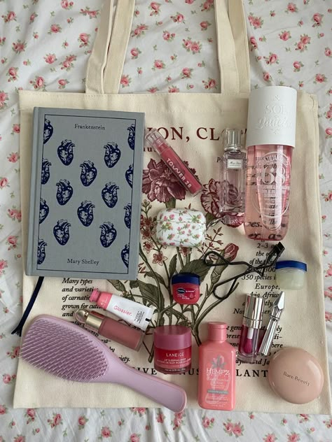 Pastel Floral Aesthetic, Tote Bag Essentials, Items Aesthetic, What In My Purse, Bag Tour, What Is In My Bag, Everyday Bag Essentials, Tote Bag Ideas, Bag Items