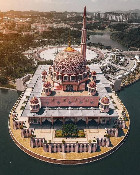 Putra Mosque, Islamic Quotes About Life, Pink Mosque, Muslim Culture, Mosque Architecture, Malaysia Travel, Putrajaya, Beautiful Mosques, Grand Mosque