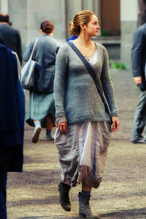 Um I didn't imagine this as the abnegation clothes.>>me neither <--- me neither.... Tris Prior Outfit, Abnegation Clothes, Abnegation Outfit, Divergent Fashion, Dauntless Clothes, Divergent Tris, Divergent Factions, Tris And Four, Tris Prior