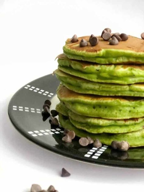 Green Spinach Pancakes- Mint Chocolate Chip! Green Pancakes Healthy, Green Pancakes St Pattys, Green Pancakes Kids, Leprechaun Pancakes, Bougie Brunch, Toddler Twins, Fun Pancakes, Green Pancakes, Breakfast Christmas