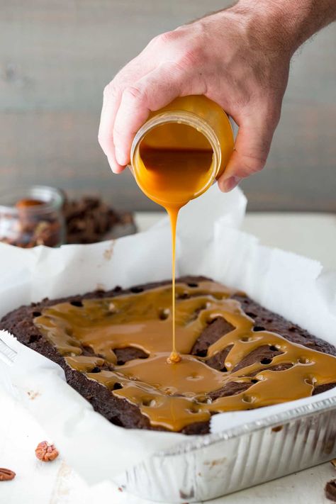 Pour on the caramel to this easy turtle poke cake! Boyfriend Brownies, Brownie Chocolate Chip Cookie, Chocolate Chip Cookie Dough Cake, Brownies Decorados, Cookie Dough Cake, Chocolate Dessert Recipes, Poke Cake, Chocolate Chip Cookie Dough, Chocolate Chip Cookie