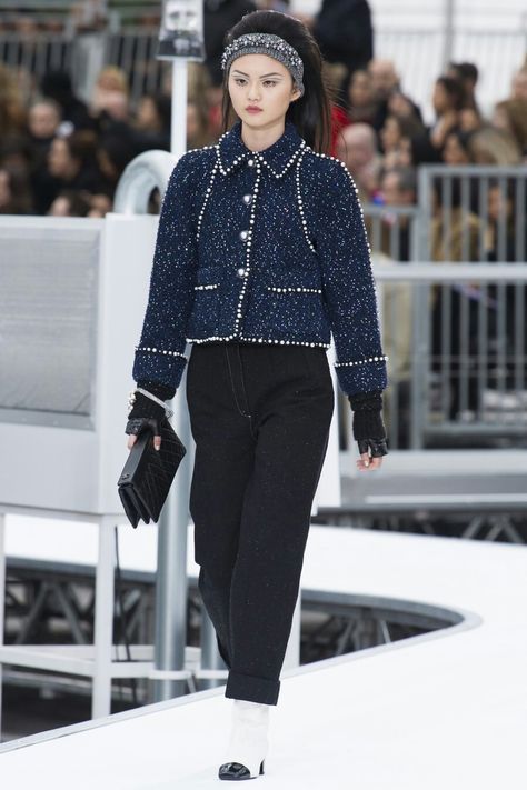 Fall 2017 Fall Ready To Wear, Chanel Fall 2017, Tweed Jacket Style, Chanel 2017, Tweed Outfit, Editorial Photos, Mode Chanel, Amazing Dresses, Chanel Jacket