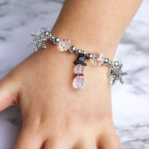 Charm Bracelets Ideas, Diy Charm Bracelet Ideas, Crafts For Kids To Sell, Best Crafts For Kids, Elves Workshop, Christmas Jewelry Diy, Fun Winter Crafts, Diy Crafts For Teens, Christmas Child