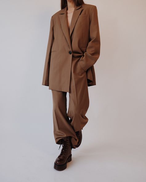 The Oversized Brown Suit | MODEDAMOUR Oversized Suit, Brown Suits, 가을 패션, Looks Style, Looks Vintage, Fall Winter Outfits, Look Fashion, Autumn Winter Fashion, Aesthetic Clothes