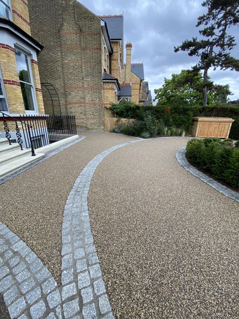 Dulwich resin bound gravel | Aura Resin Resin Stone Driveway, Resin Driveway Ideas Uk, Driveway Garden Ideas, Resin Driveway Ideas, Pebble Driveway, Resin Gravel, Front Driveway Ideas, Driveway Landscape, Parisian Balcony