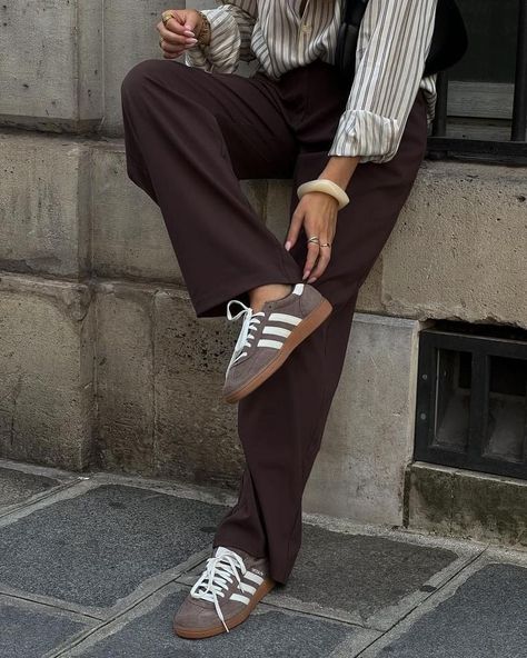 Adidas Trainers Outfit, Striped Trousers Outfit, Adidas Sneakers Outfit, Brown Adidas, Stylish Street Style, Manish Fashion, Adidas Outfit Women, Adidas Samba Outfit, Adidas Outfit Shoes