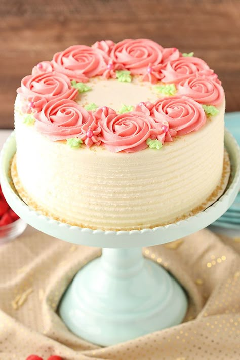 Raspberry Almond Layer Cake! Such a light, moist cake with fresh raspberry frosting! from @lifelovesugar Raspberry Cake Decoration Decorating Ideas, Spring Decorated Cakes Simple, Layered Cake Decorating Ideas, Rose Decorated Cake, Fresh Cream Cake Decoration, Round Cake Decorating Ideas, White Cake Decoration, Simple Decorated Cakes, Cake Decorating Roses