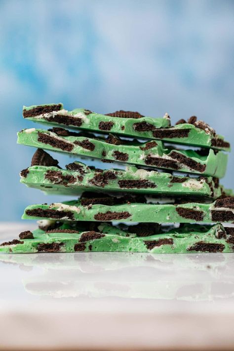 Oreo Christmas Bark, Mint Oreo Bark, Oreo Bark Recipe, Mint Mousse, Christmas Fudge Recipes Easy, Baked Gifts, Oreo Bark, Homemade Candy Bars, Mint Desserts