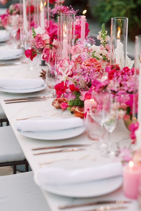 Bright pink and fuchsia floral table decor. Photo: @mashakartphotography Fushia Party Decor, Hot Pink Engagement Party, Wedding Decor Bright Colors, Pink Floral Party Decor, Bright Pink Party Decorations, Fuchsia Party Decorations, Pink Red And White Party Decor, Pink Theme Table Setting, Hot Pink Wedding Table Settings