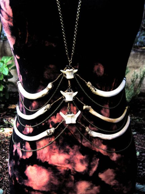 Deer ribcage body harness with raccoon vertebrae.    http://www.etsy.com/shop/AdornedImmortal Ribcage Accessory, Bone Jewelry Diy, Bone Clothes, Rib Necklace, Ribcage Corset, Stomach Jewelry, Priestess Costume, Bone Fashion, Animal Bone Jewelry