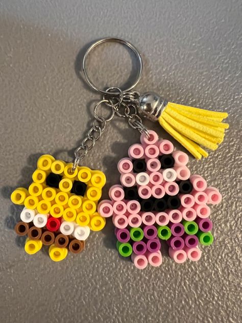 Melts Beads Ideas 3d, Cute Perler Bead Keychain Ideas, Hamma Beads Ideas Aesthetic, Mini Fuse Bead Patterns, Pyssla Ideas 3d Easy, Pearler Bead Keychains, Small Hama Bead Designs, Pyssla Keychain, Matching Perler Bead Keychains