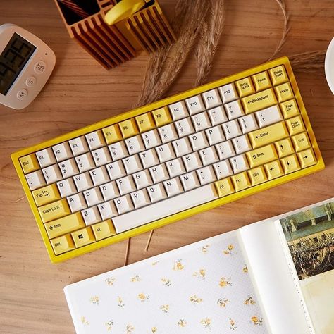 Crafting Keyboards (@craftingkeyboard) on Instagram: “Daffodil CK84 Mechanical Keyboard: with its lovely appearance, and fine and beautiful craftmanship.…” Yellow Gaming Setup, Cute Keyboards, Yellow Keyboard, Keyboard Aesthetic, Logitech Keyboard, Custom Keyboard, Computer Set, Retro Typewriter, Keyboard Keys