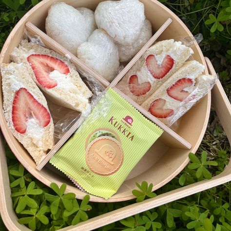 Cute picnic, japanese snacks Picnic Food Ideas Japanese, Asian Picnic Food Ideas, Japanese Picnic Food, Japan Picnic, Kawaii Picnic Food, Japanese Picnic, Hanami Picnic, Picnic Cups, Themed Picnic