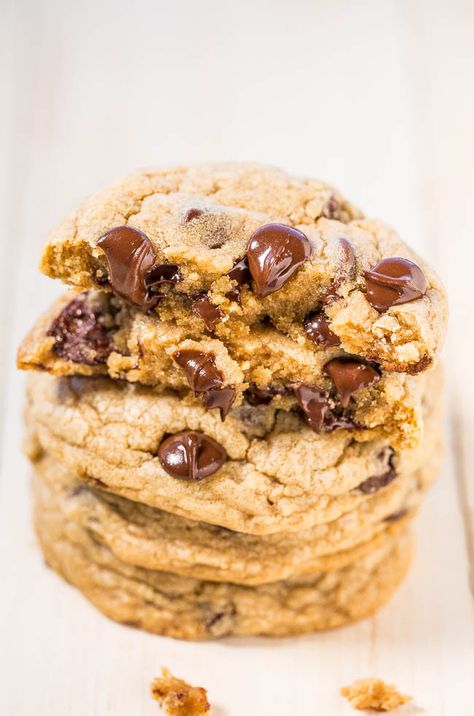 Mrs. Fields Chocolate Chip Cookies {Copycat} - Learn all the SECRETS to making the famous Mrs. Fields cookies at home!! The recipe is easy, spot-on, and they taste just like the real thing!! Chocolate Chip Cookies Copycat, Chip Cookies Copycat, Mrs Fields Chocolate Chip Cookies, Mrs Fields, Healthy Chocolate Chip Cookies, Nice Recipes, Healthy Chocolate Chip, Oreo Brownies, Hershey Chocolate