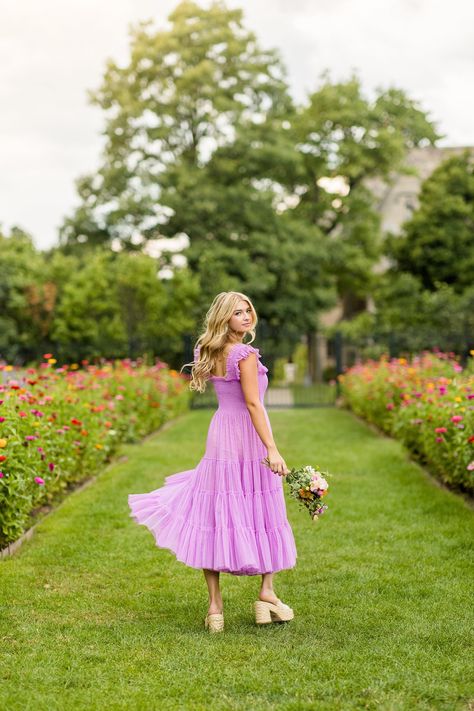 Hartwood Acres Senior Pictures, Flower Senior Photos, Colorful Senior Pictures, Photo Outfit Ideas Summer, Garden Senior Pictures, Laying On Bed, Senior Photo Outfit Ideas, Hartwood Acres, Outfit Ideas Colorful