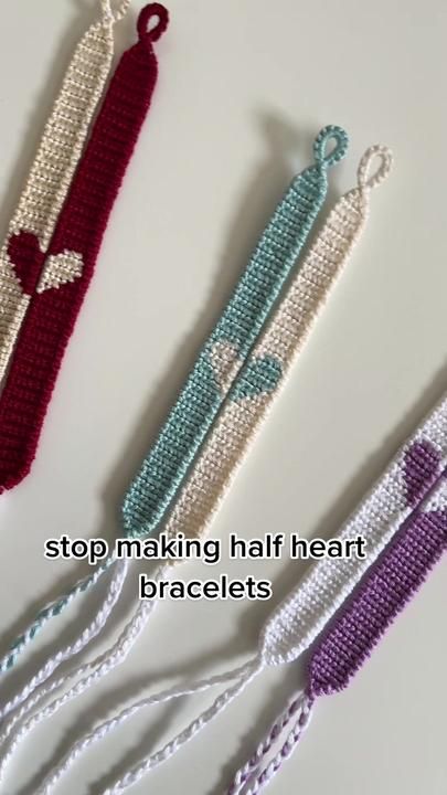 Matching Heart Bracelet Pattern, Diy Bracelets With Thread, Crochet Beaded Bracelets Patterns, Easy Crochet Bracelet, Beaded Bracelets Patterns, Bracelet Diy Tutorial, Aesthetic Bracelets, Crochet Bracelet Tutorial, Matching Friendship Bracelets